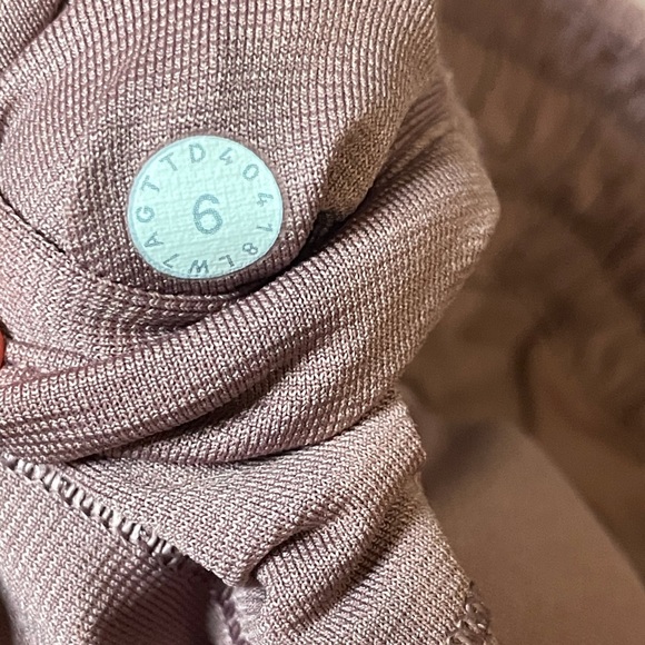 Lululemon hotty hot shorts - Picture 5 of 8